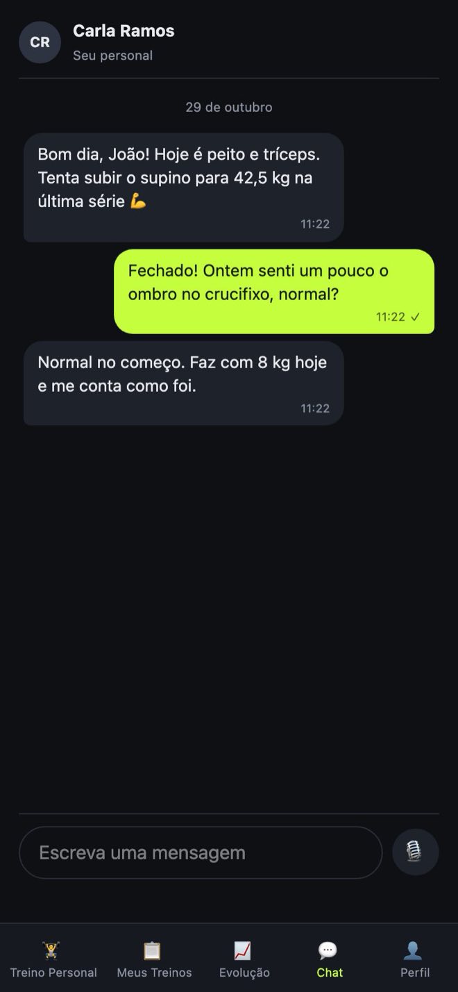 Chat between trainer Carla and her client João about his bench press weight